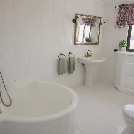 בית הארחה Tango House ארונה